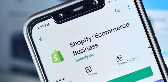 Shopify wird auf Smartphone heruntergeladen und installiert 