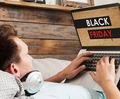 Mann mit Notebook am Black Friday