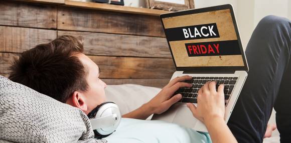 Mann mit Notebook am Black Friday 