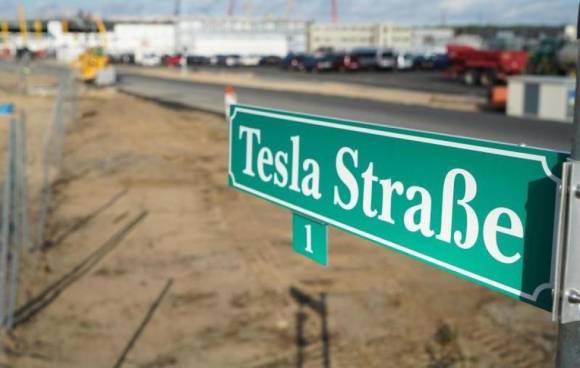 Schild der Tesla-Straße 