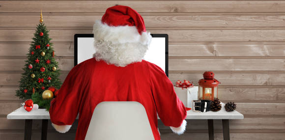 Weihnachtsmann vor Computer 