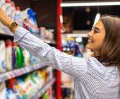 Einkaufende Frau im Supermarkt