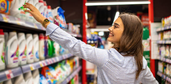 Einkaufende Frau im Supermarkt 