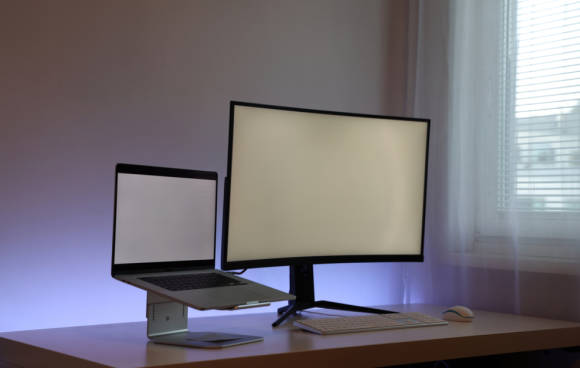 Arbeitsplatz mit Laptop und zweitem Bildschirm 