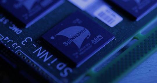 Der energieeffiziente Algorithmus der TU Graz-Forscher wird in vom menschlichen Gehirn inspirierte Rechensysteme implementiert, wie dem Spike-basierten SpiNNaker (hier abgebildet). SpiNNaker ist Teil der Forschungsinfrastruktur EBRAINS des Human Brain Project.