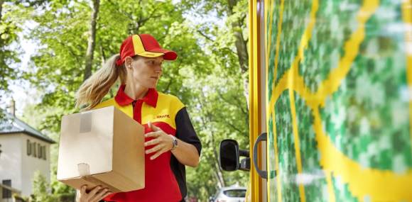 DHL Zustellerin 