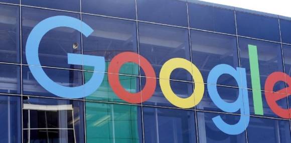 Google-Logo an der Fassade des Hauptsitzes des Mutterkonzerns Alphabet in Mountain View 