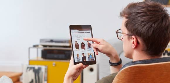 Mann mit Tablet beim Online-Shopping 