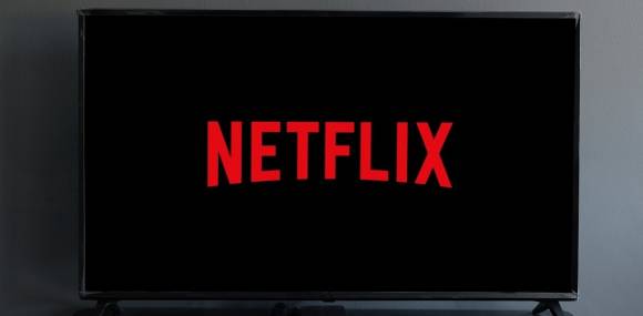 Netflix Logo auf TV-Gerät 