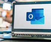 Laptop-Screen mit Logo von Microsoft Outlook