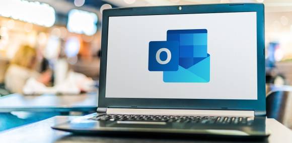 Laptop-Screen mit Logo von Microsoft Outlook 