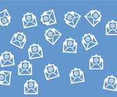 Zahlreiche weisse E-Mail-Icons auf blauem Hintergrund
