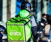 Person mit Uber Eats Lieferung