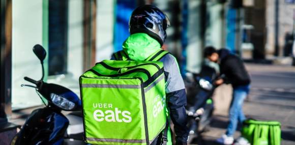 Person mit Uber Eats Lieferung 