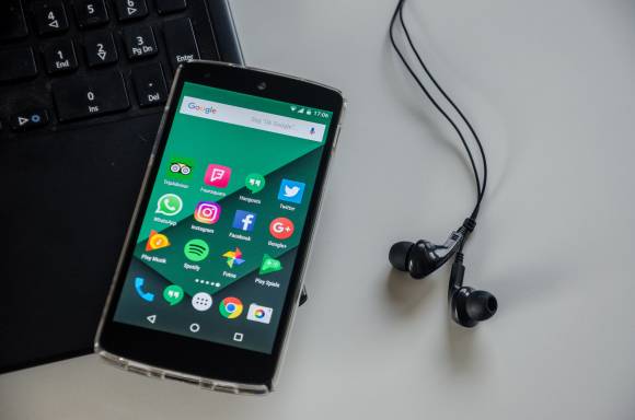 Ein Android-Smartphone und ein Kopfhörer 