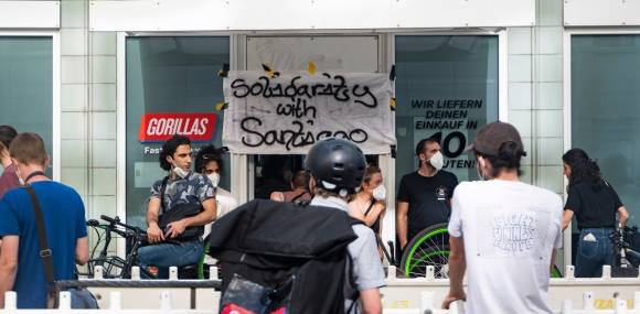 Gorillas Mitarbeiter streiken in Berlin 