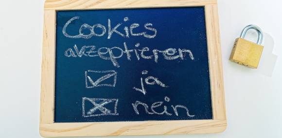 Schild mit Aufschrift Cookies akzeptieren - ja odet nein? 