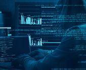 Hacker arbeitet an einem Code auf dunklem digitalen Hintergrund