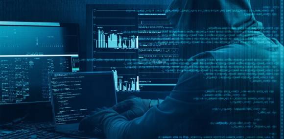 Hacker arbeitet an einem Code auf dunklem digitalen Hintergrund 