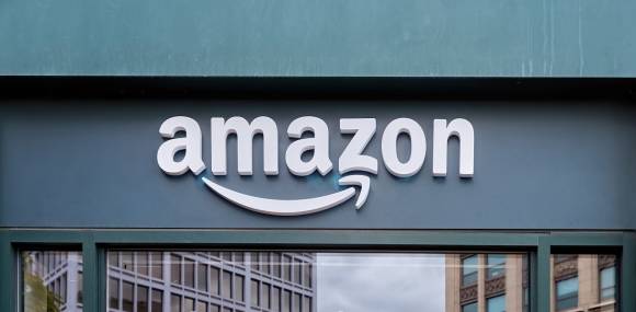 Amazon-Logo an Gebäude 