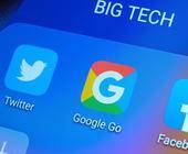 Logos von Twitter, Facebook und Google auf Smartphone-Screen