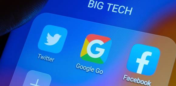 Logos von Twitter, Facebook und Google auf Smartphone-Screen 