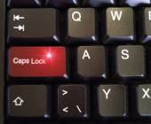 Tastaturausschnitt mit rot markierter Caps Lock Taste