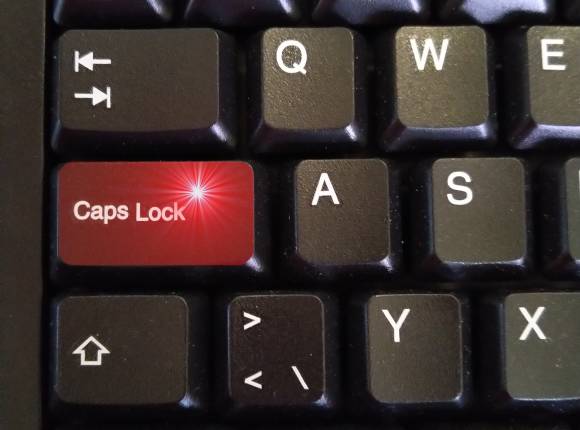 Tastaturausschnitt mit rot markierter Caps Lock Taste 