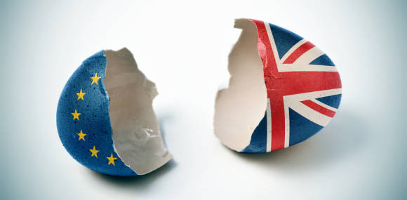 Zebrochene Eierschalen mit EU- und Großbritannien-Flagge 