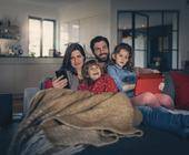 Familie beim Surfen im Internet