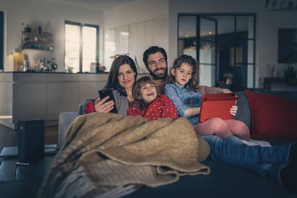 Familie beim Surfen im Internet 