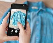 Person fotografiert Denim-Shirt auf Smartphone 