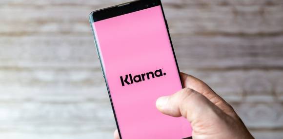 Smartphone mit Klarna-App 