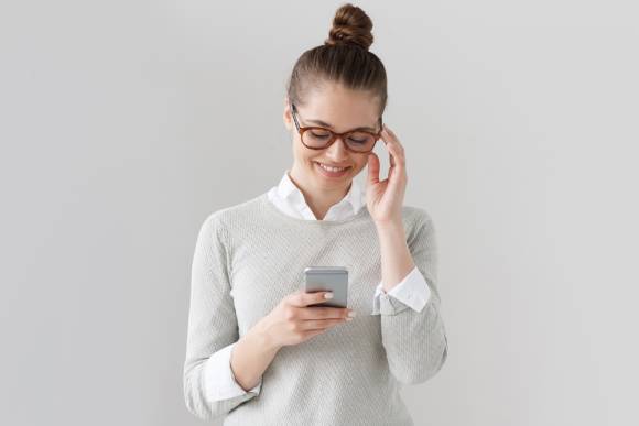 Frau mit Smartphone 