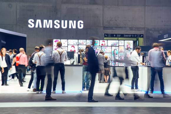 Besucher in einem Samsung-Messe-Pavillon 
