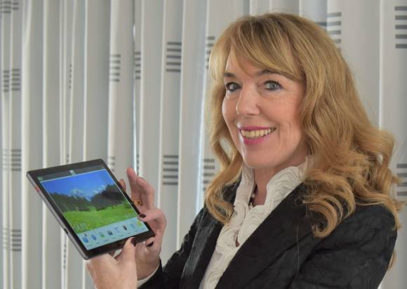 Emporia-Gründerin Eveline Pupeter mit dem neuen Tablet 
