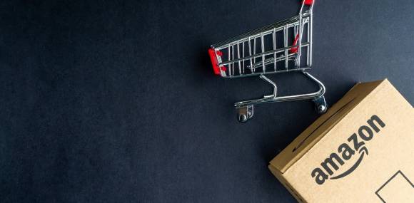 Amazon Prime Paket und Einkaufswagen 