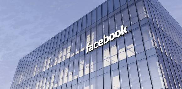 Facebook Logo an Gebäude 