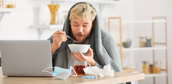 Mann mit Hausmitteln gegen Erkältung 