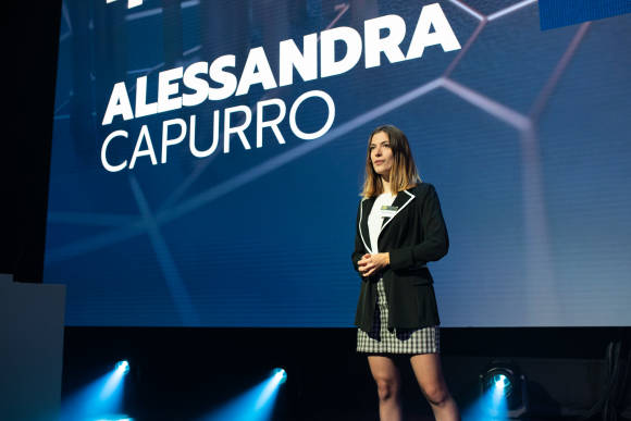 Alessandra Capurro spricht auf der Bühne