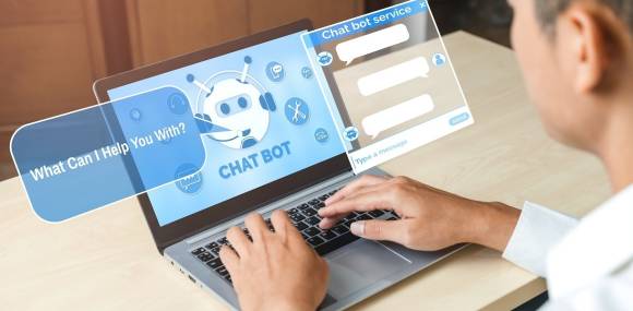 Person mit Laptop nutzt Chatbot 