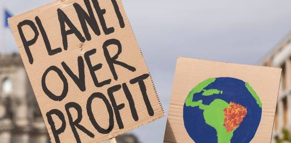 Plakat Protest "Planet over Profit" 