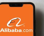 Smartphone mit Alibaba-Logo im Display