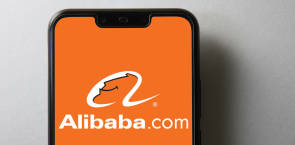 Smartphone mit Alibaba-Logo im Display 