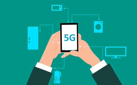 Computergrafik eines Händepaars, die ein Smartphone mit Aufschrift 5G halten 