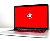 Ein Laptop zeigt ein Warndreieck mit Ausrufezeichen
