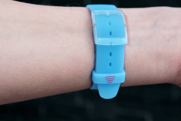 Das Band der blauen Swatch mit dem NFC-Zeichen