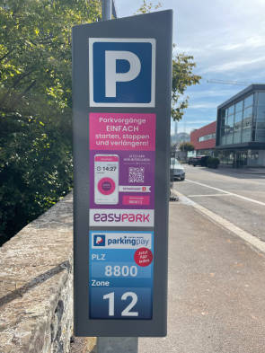 Zentrale Parkuhr mit ParkingPay- und EasyPark-Aufklebern