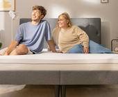 Personen auf Bett
