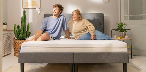 Personen auf Bett 